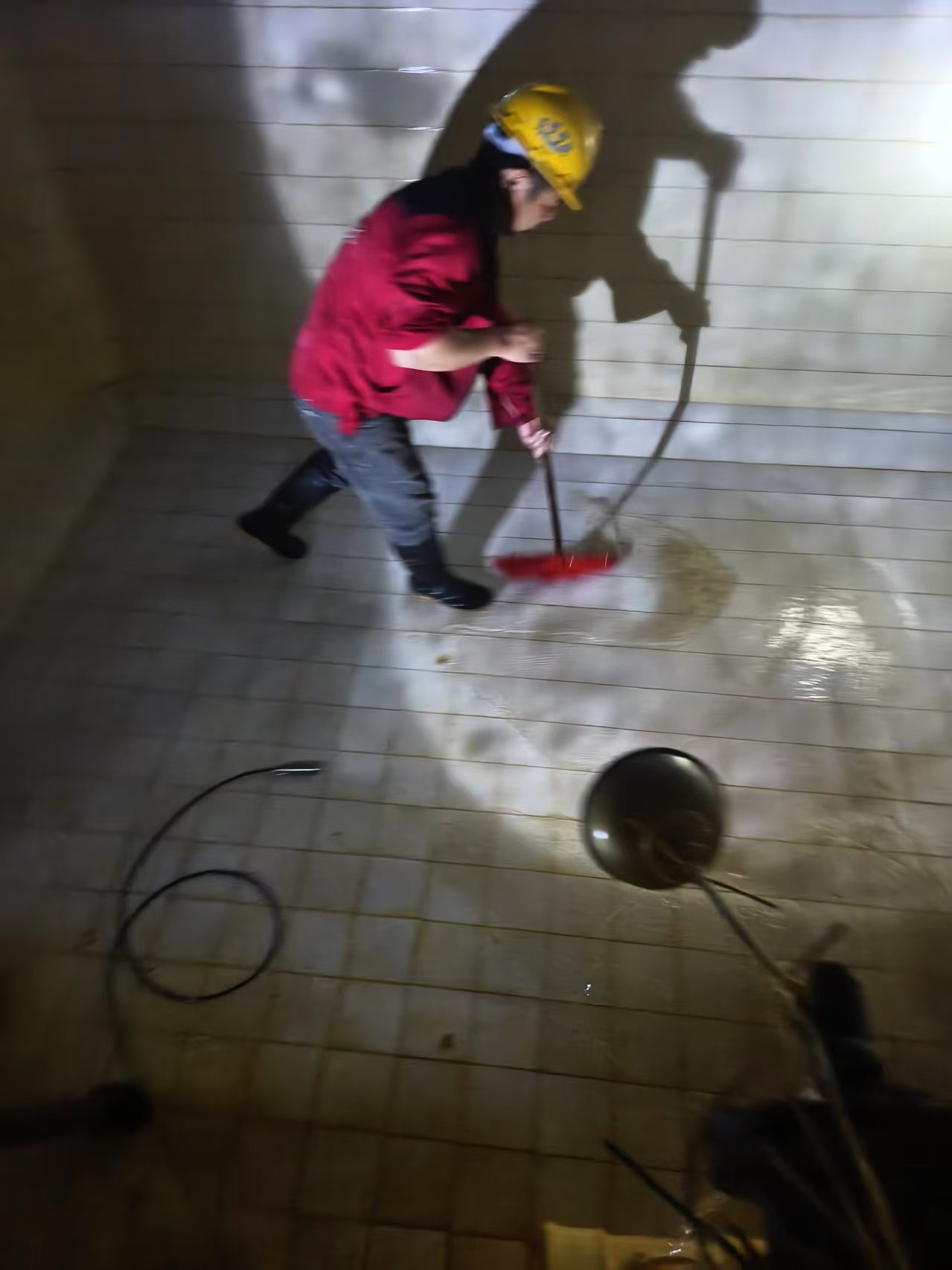 水箱水质发黄有异味?找上海清洗水箱公司信洁保洁就对了 水箱水质发黄有异味?找上海清洗水箱公司信洁保洁就对了